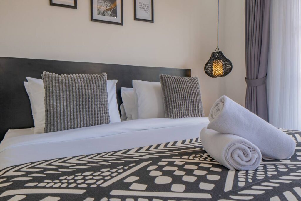 Bedroom Zigzag Patterned Blanket