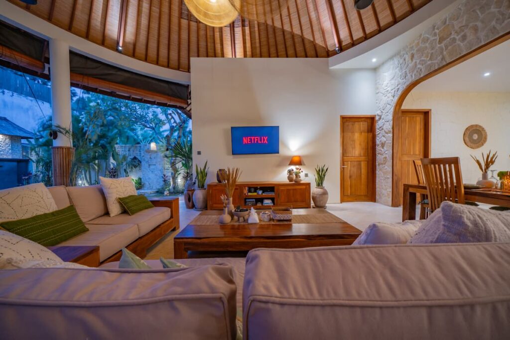 Cozy Living Room Pool Access-lea2