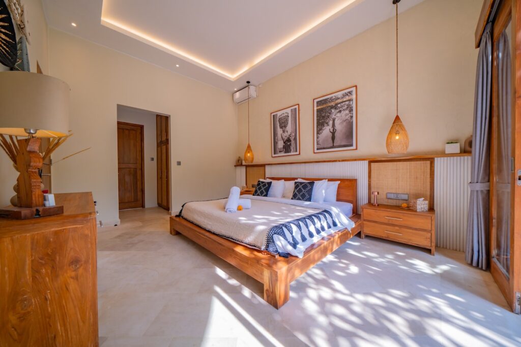 Elegant Master Bedroom Suite-lea2