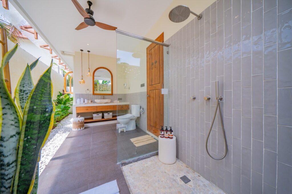 Elegant Outdoor Shower Bathroom-lea2