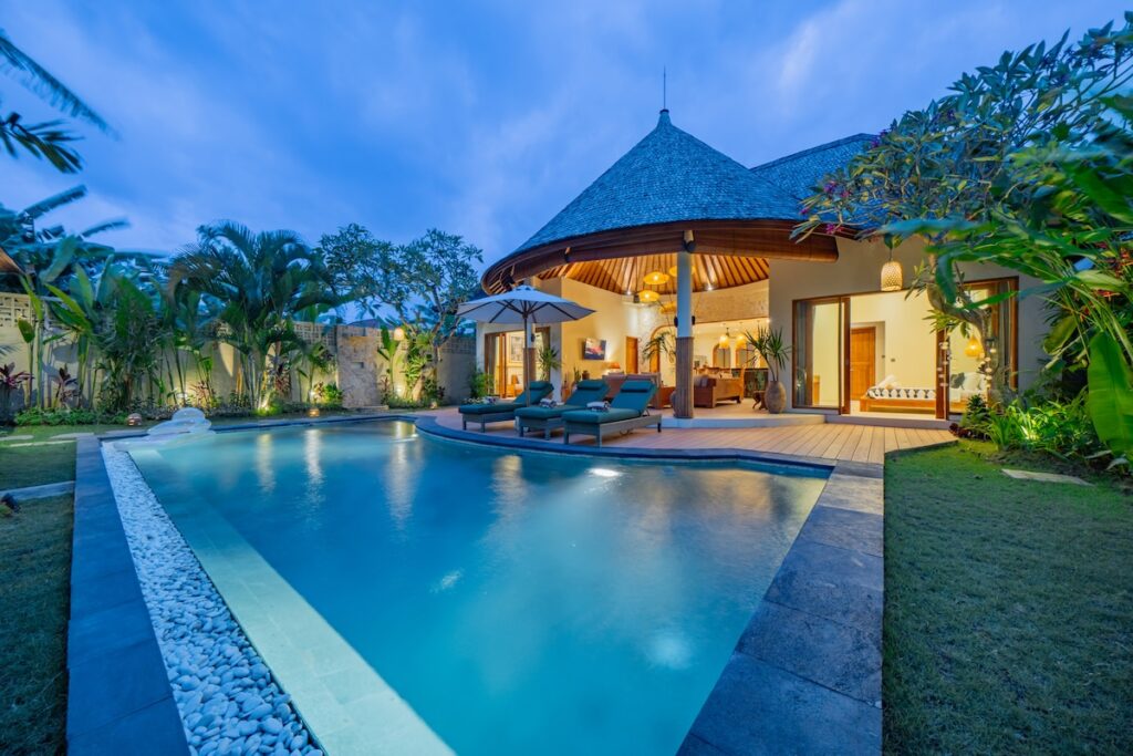 Illuminated Evening Pool Paradise-lea2