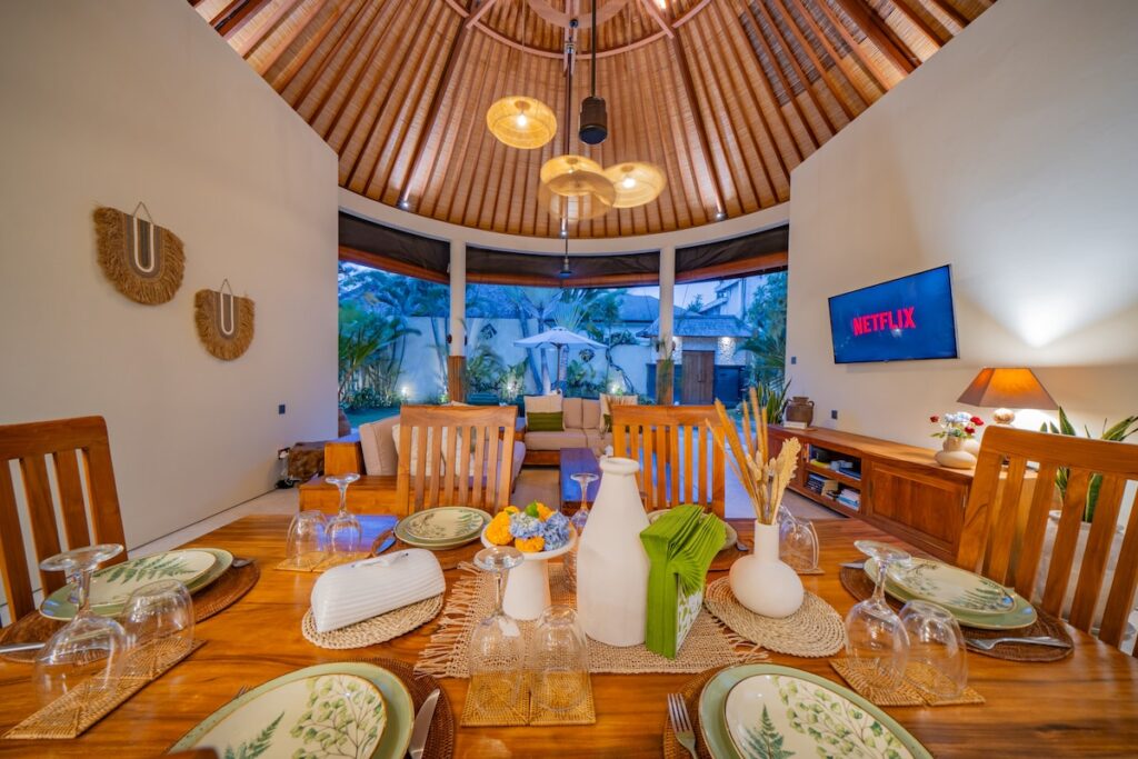 Inviting Dining Area Bamboo Roof-lea2