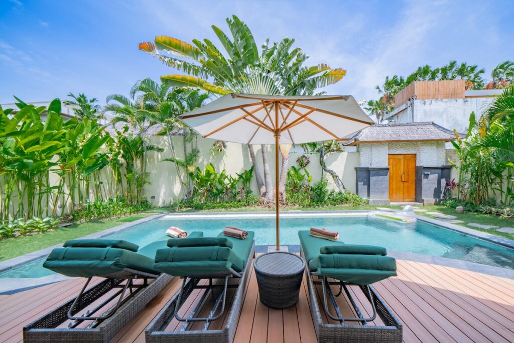 Inviting Poolside Lounge Area-lea2