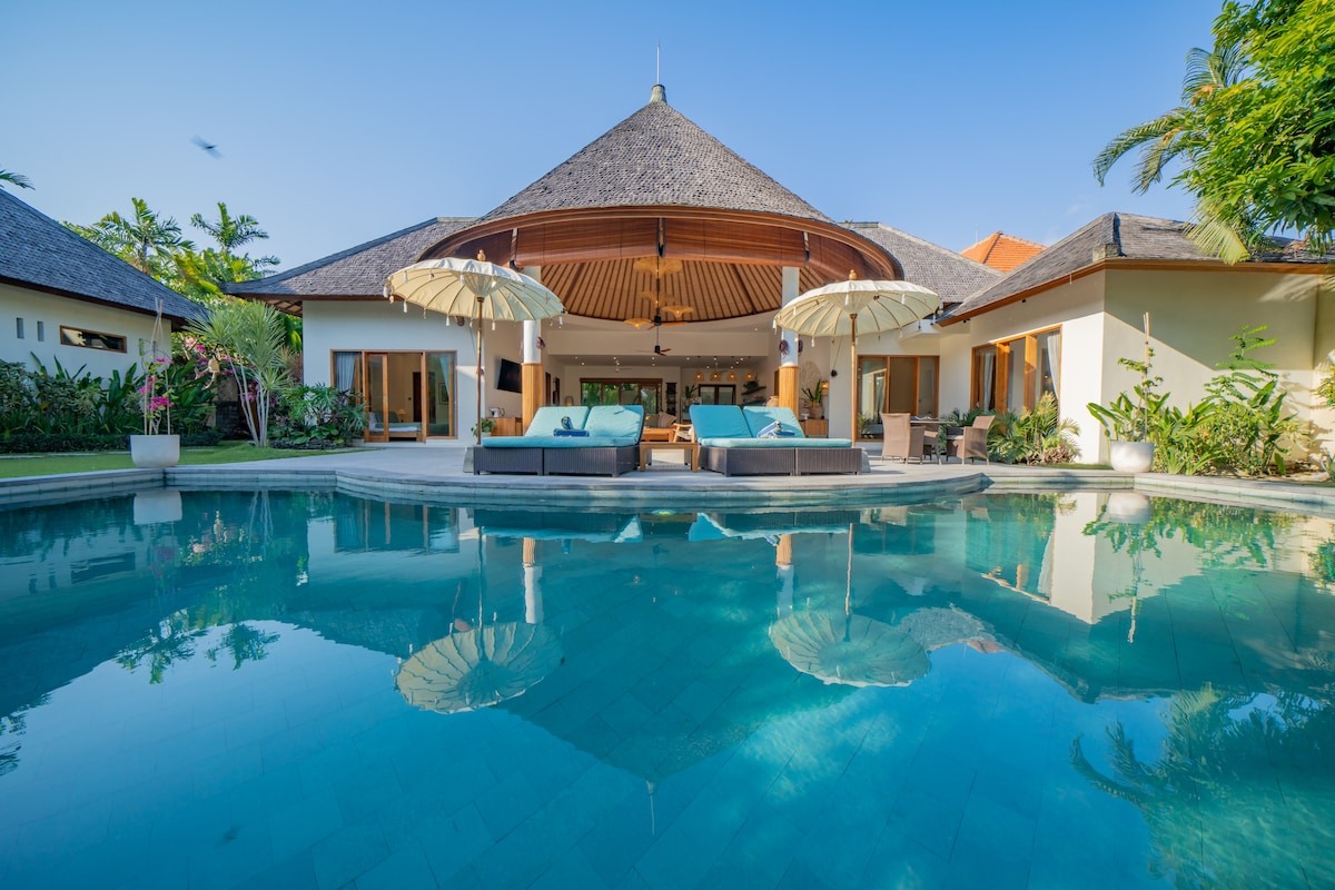 VILLA LEA — 4BR family villa with large private pool, tropical garden and gazebo — Seminyak, Bali (photo 1)