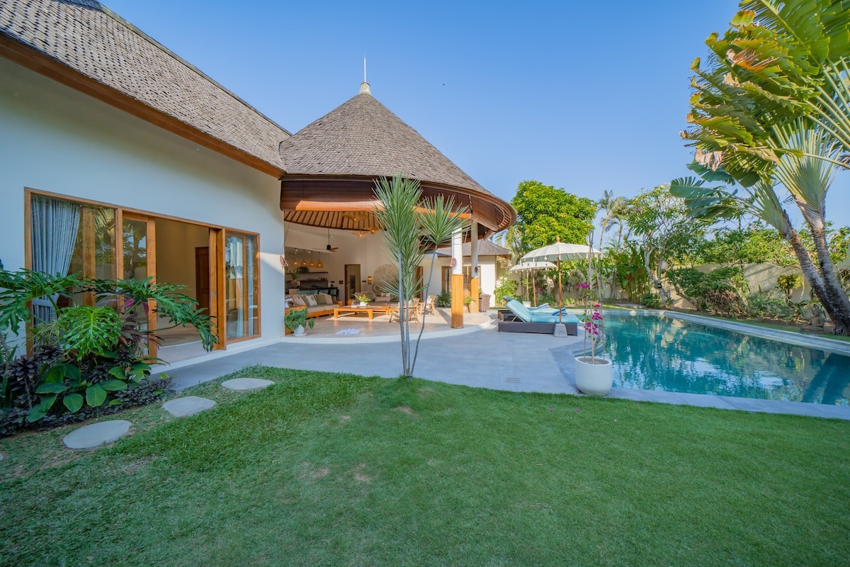 VILLA LEA — 4BR family villa with large private pool, tropical garden and gazebo — Seminyak, Bali (photo 2)