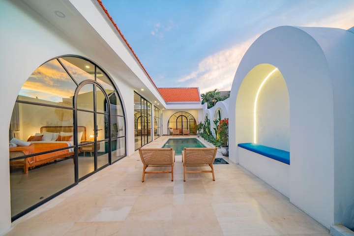 malea-Lounge Yellow Arches Pool View