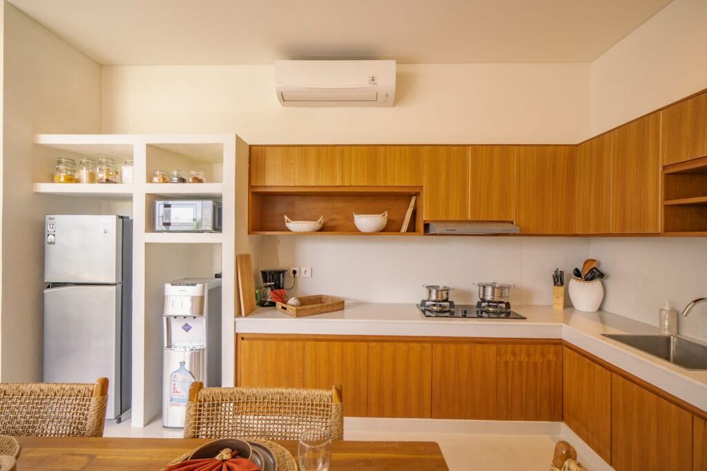 swiss-Full kitchen with island